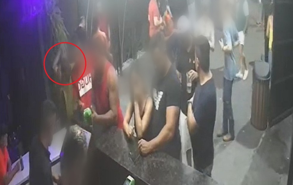 Sistema de seguran?a de boate em Gar?a (SP) mostra mulher apagando cigarro na cabe?a de suspeito ? Foto: Arquivo pessoal