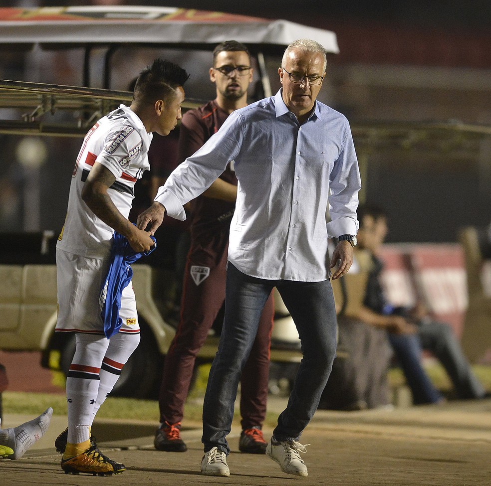 Cueva ficou no banco e reclamou de Rodrigo Caio após a partida (Foto: Mauro Horita)