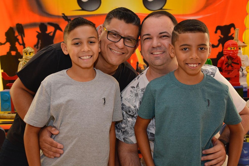 Fernando e Marcelo com os filhos — Foto: Fernando Cardoso/Arquivo pessoal
