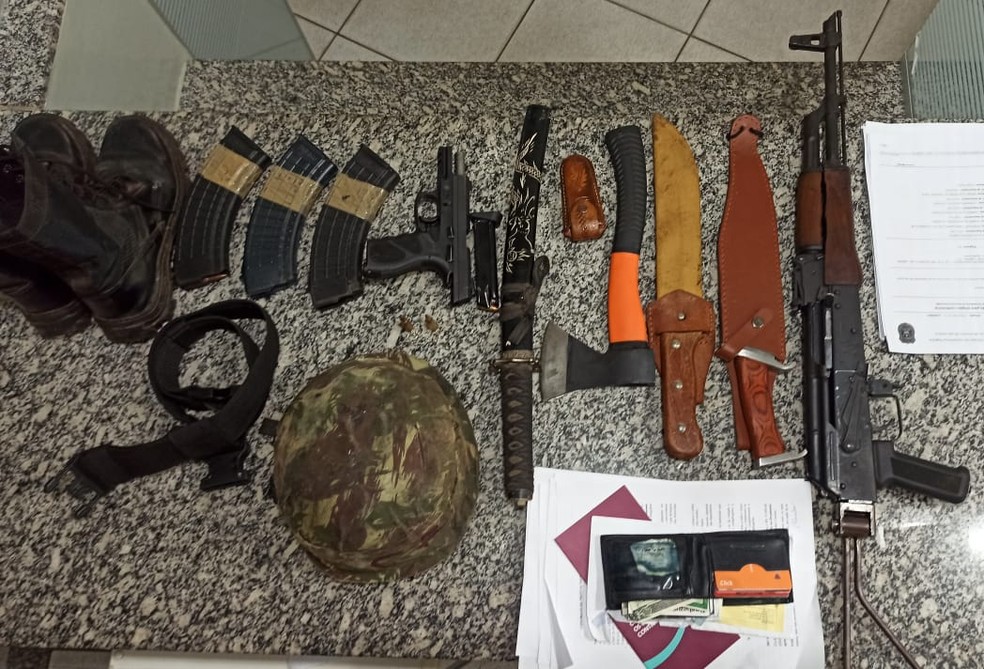 Fuzil, pistola e outros equipamentos estavam na casa de homem suspeito de ataques a banco — Foto: Polícia Militar