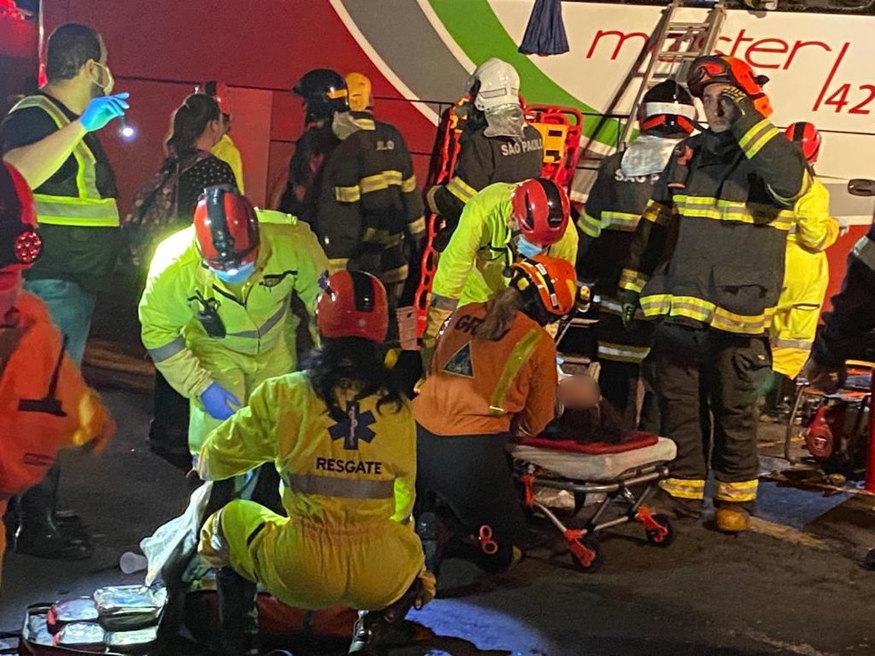 Acidente em Parapuã deixou 7 mortos e 32 feridos na noite desta segunda-feira (21) — Foto: Bill Paschoalotto/TV Fronteira 
