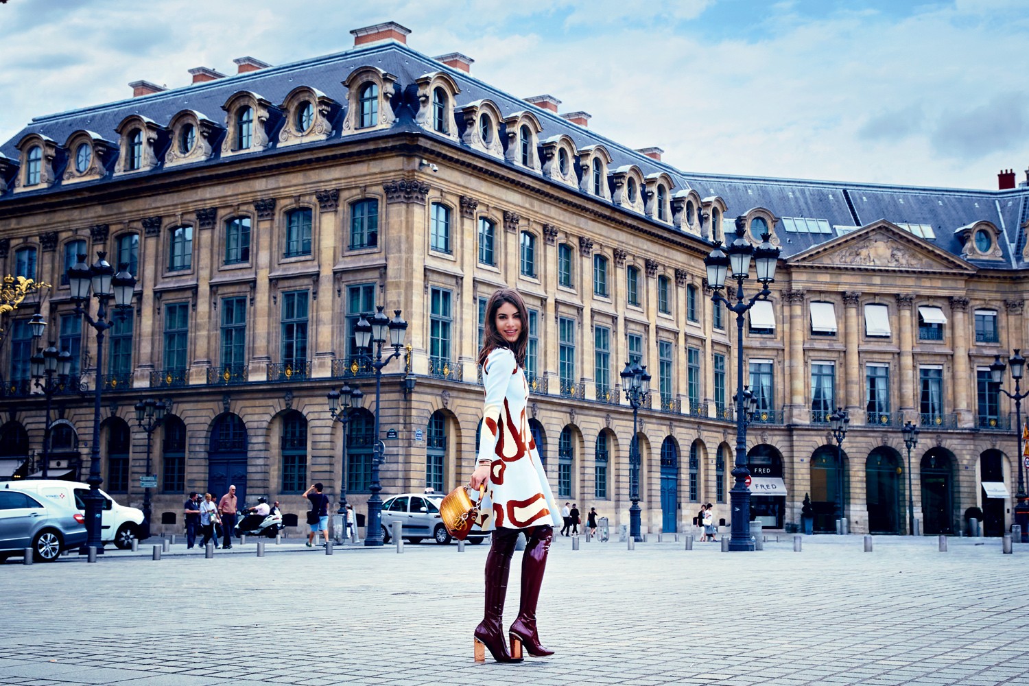 Na Place Vendôme, a mineira usa vestido, bolsa e botas, tudo Dior (Foto: Fotos Alexia Silvagni e styling Peju Famojure)