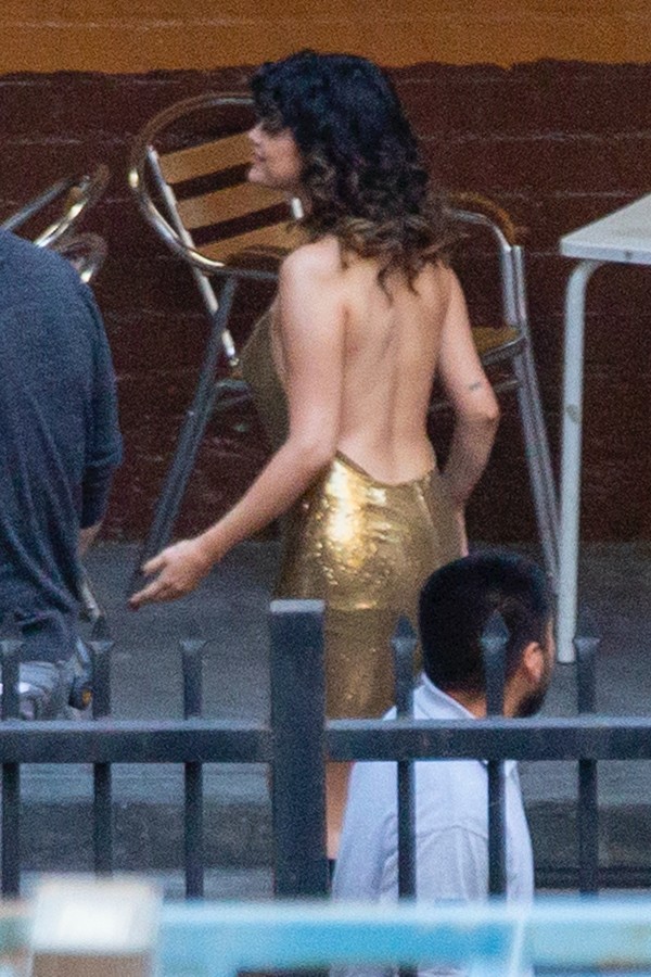 Los Angeles, CA  - Songstress Selena Gomez wears a backless gold dress for a video shoot in Los Angeles.Pictured: Selena GomezBACKGRID USA 28 JANUARY 2020 BYLINE MUST READ: 4CRNS / BACKGRIDUSA: +1 310 798 9111 / usasales@backgrid.comUK (Foto: 4CRNS / BACKGRID)