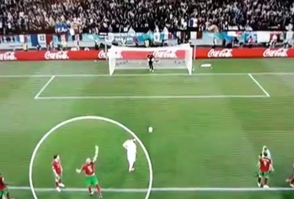 O zagueiro Pepe instruindo o goleiro Rui Patricio em relação ao local no qual Benzema marcaria o gol de pênalti da França (Foto: Reprodução)