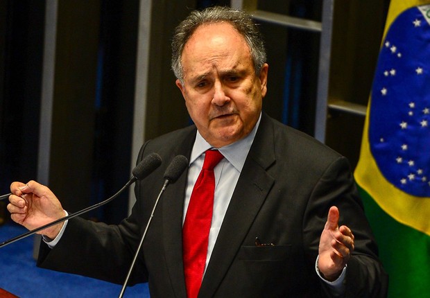 Senador Cristovam Buarque anuncia, no plenário do Senado, sua desfiliação do PDT e sua entrada no PPS (Foto: Fabio Rodrigues Pozzebom/Agência Brasil)