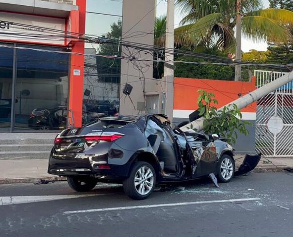 Carro atingiu poste no Centro de Indaiatuba — Foto: Comando Notícia