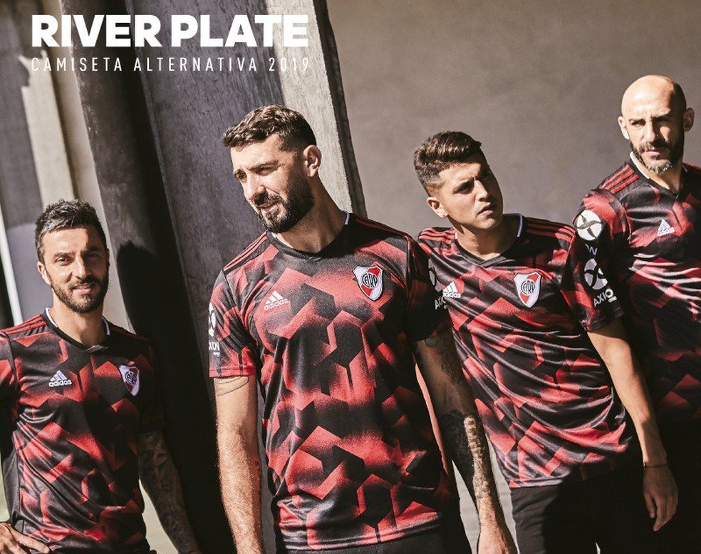 Pratto, no centro, e outros jogadores do River Plate divulgam nova camisa do clube — Foto: Divulgação