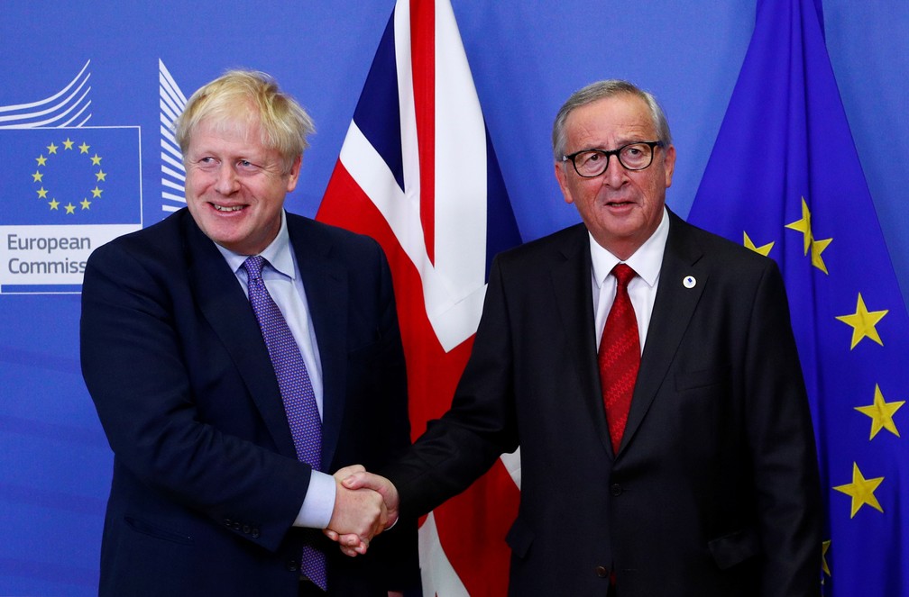 Presidente da Comissão Europeia, Jean-Claude Juncker, e o primeiro-ministro britânico, Boris Johnson, se cumprimentam em entrevista durante a cúpula dos líderes da União Europeia, em Bruxelas, na Bélgica, nesta quinta-feira (17)  — Foto: Francois Lenoir/ Reuters