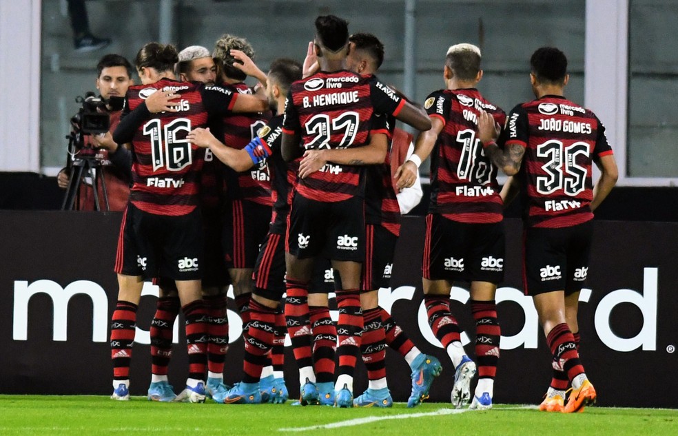 Jogadores do Flamengo comemoram gol contra o Talleres — Foto: Fotobairesarg/AGIF