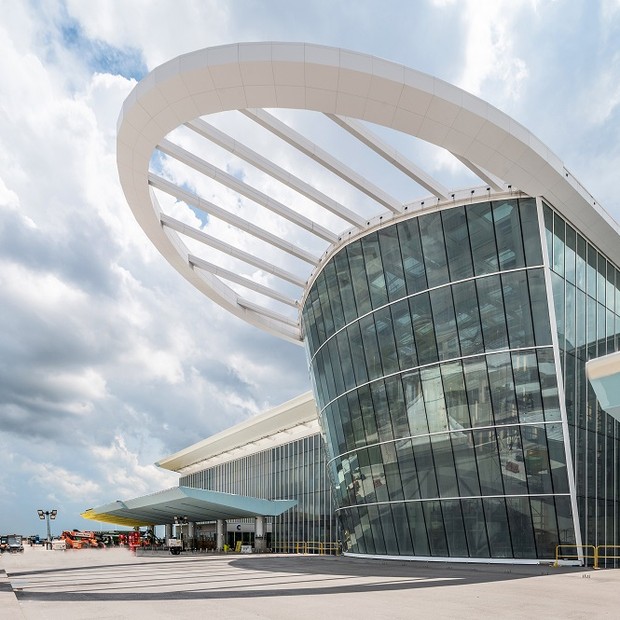 Área externa do novo terminal, que custou R$ 14 bilhões (Foto: Divulgação)