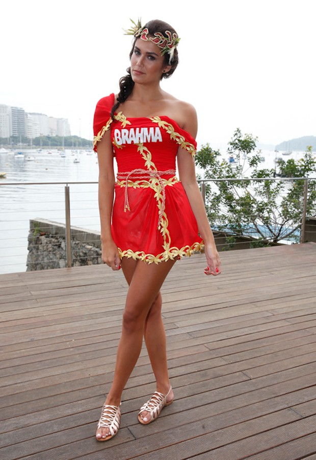 Modelo mostra a roupa que Megan usará no camarote Brahma (Foto: Phillipe Lima / AgNews)