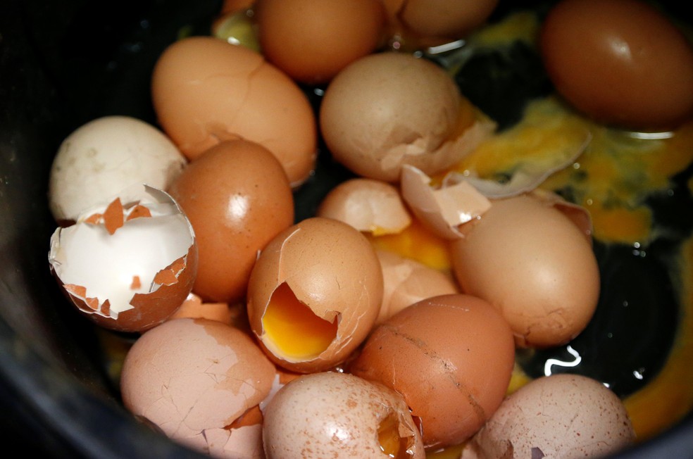 Foto de ovos quebrados na linha de produção de uma fazenda na Bélgica (Foto: Francois Lenoir/Reuters)