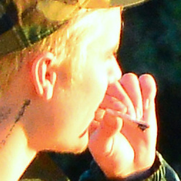 Justin Bieber fuma cigarrinho suspeito (Foto: Grosby Group)
