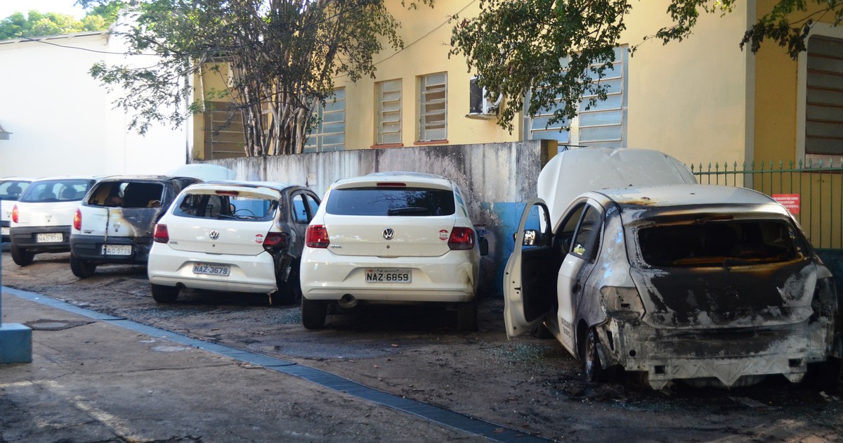 G1 Carros são incendiados em pátio de secretaria da Prefeitura de Boa