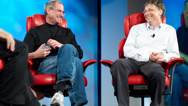 O fundador da Apple Steve Jobs conversa com Bill Gates, fundador da Microsoft, durante evento em 2007 (Foto: Reprodução/Flickr)