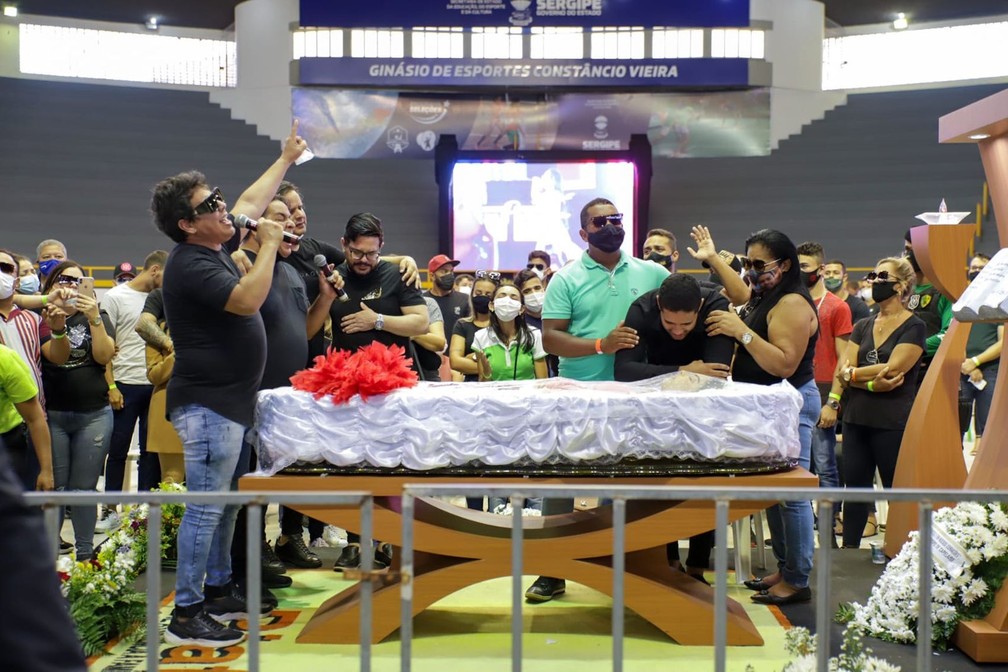 Daniel Diau canta e marido de Paulinha Abelha chora enquanto corpo é velado em Aracaju — Foto: Gilton Rosas