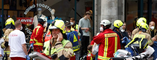 Equipes de resgate e dos Bombeiros atuam no local do acidente — Foto: ODD ANDERSEN / AFP