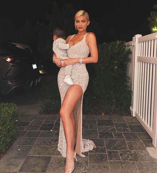 A socialite Kylie Jenner com a filha Stormi (Foto: Instagram)