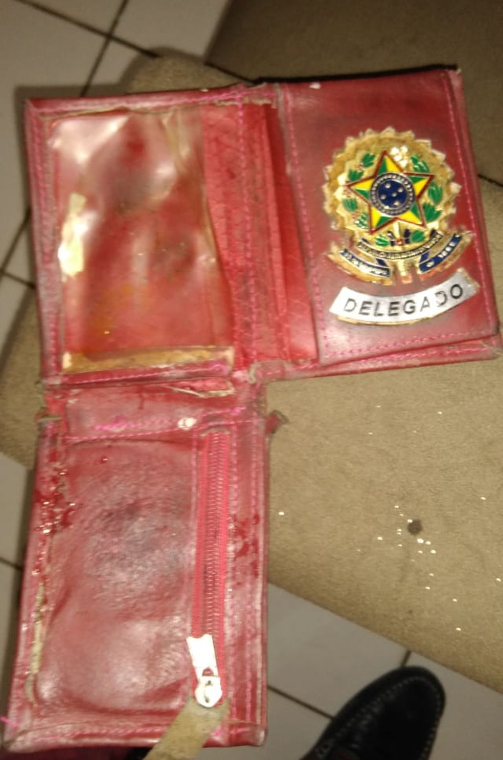 Homem que se passava por delegado é preso com carteira falsa, na Caponga, em Cascavel. — Foto: Polícia Civil