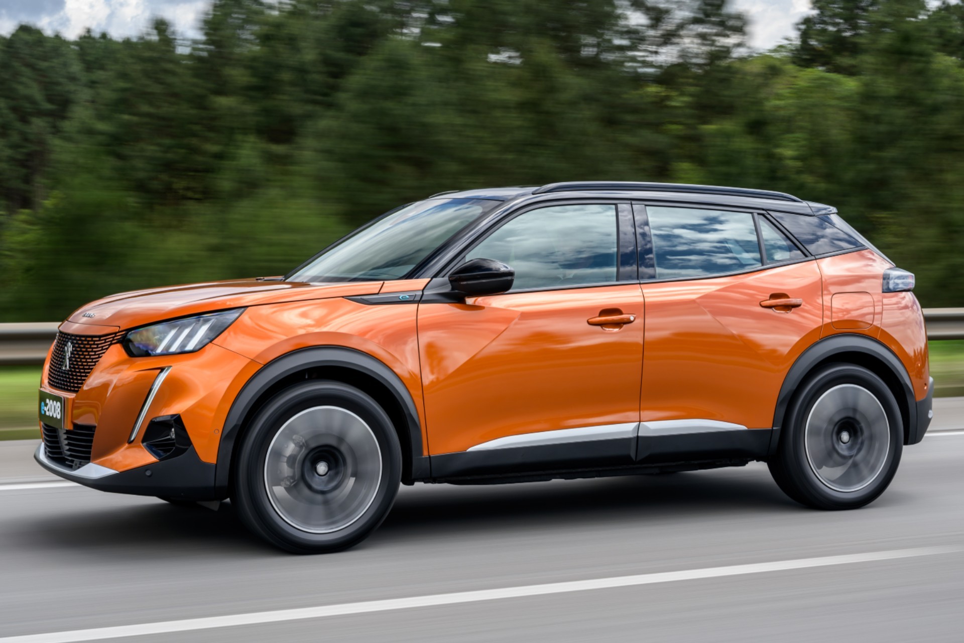 Peugeot e-2008 tem desconto de R$ 40 mil e fica com preço de Volvo EX30 (mas há uma condição)