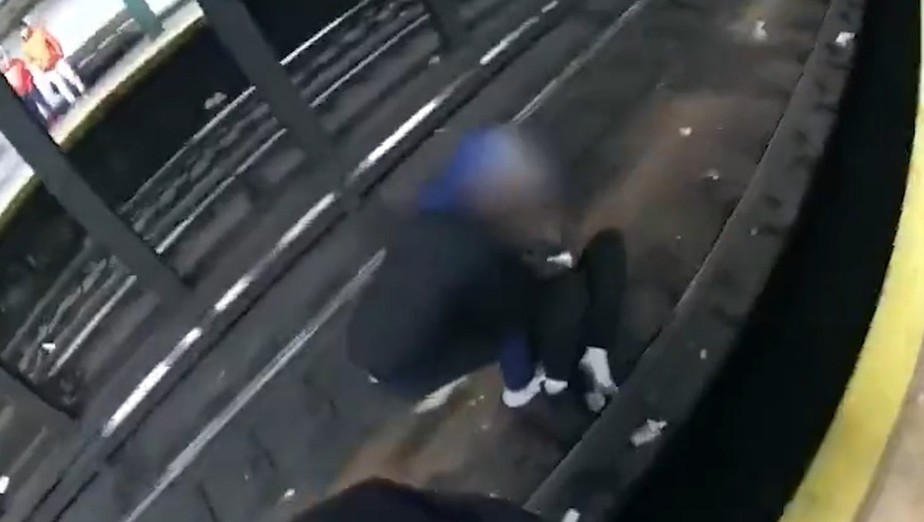 Homem é resgatado após cair nos trilhos do metrô, em NY