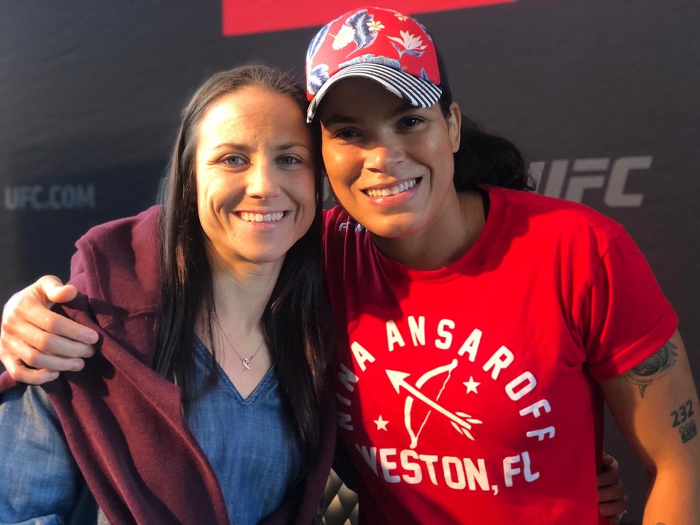 A carreira da noiva Nina Ansaroff é a prioridade de Amanda Nunes após o nascimento da filha que elas esperam — Foto: Evelyn Rodrigues