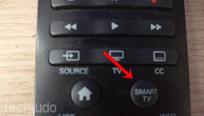 Toque no botão Smart TV para abrir o menu da sua TV (Foto: Dario Coutinho/TechTudo)