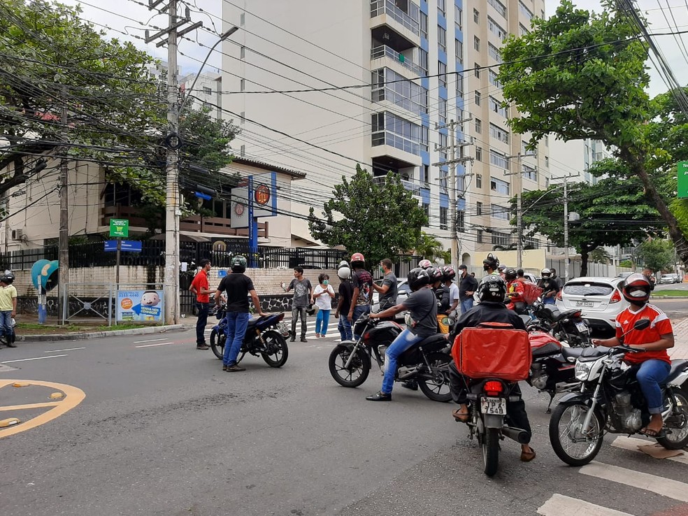 Manifesta&ccedil;&atilde;o na frente da Corregedoria da Pol&iacute;cia Militar, no bairro da Pituba, neste domingo (26).  &mdash; Foto: Georgina Maynart / TV Bahia 
