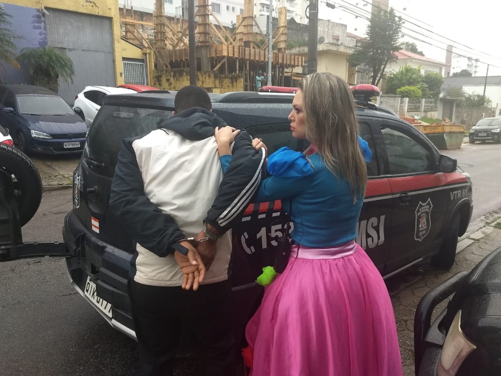 Guarda municipal Daiane Guedes, de 36 anos, deu voz de prisão quando estava fantasiada de princesa. — Foto: Guarda Municipal/São José-SC