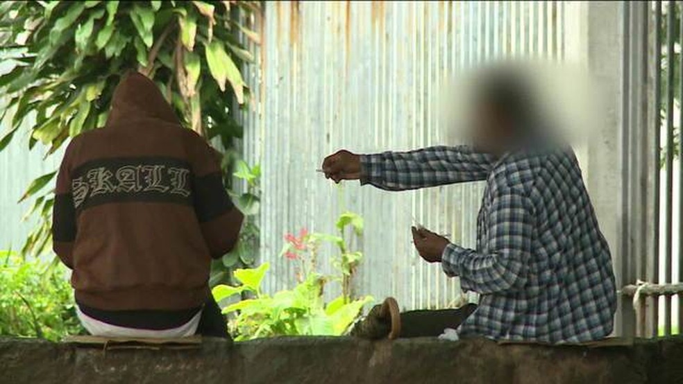 Flagrante da GloboNews mostra venda e consumo de drogas na Lapa — Foto: Reprodução/GloboNews