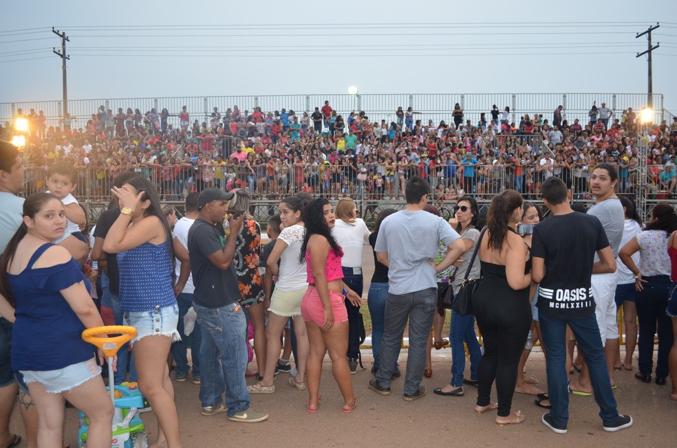 P&uacute;blico chegou cedo para assistir o desfile de 7 de Setembro em Porto Velho (Foto: Toni Francis/G1)
