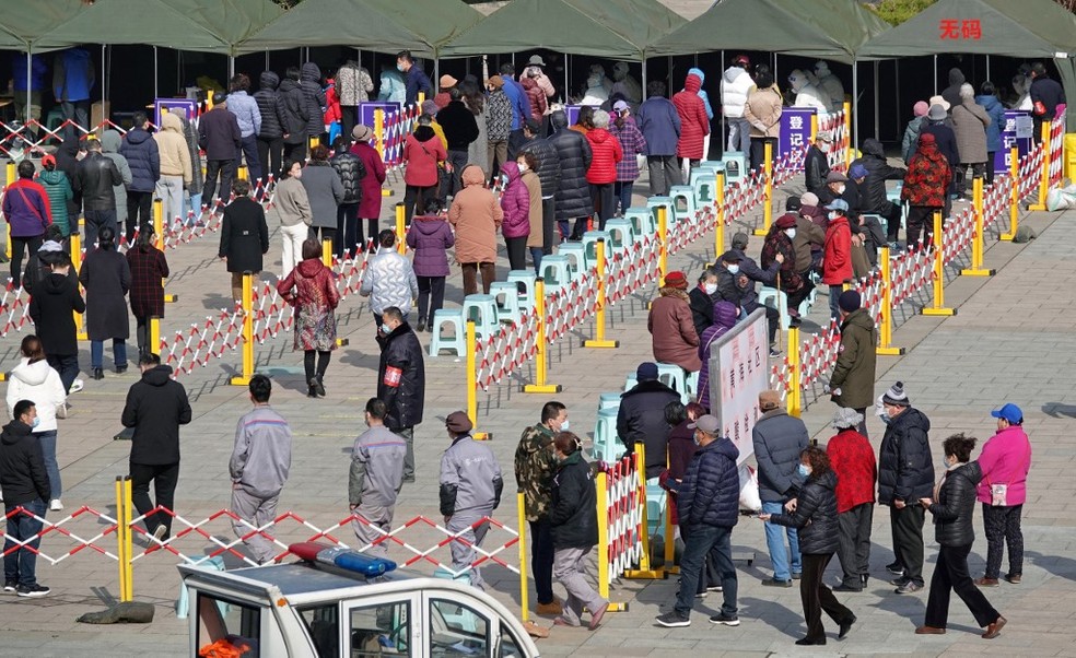 Moradores da China fazem fila para realizar teste de Covid em Shandong, em 14 de março de 2022 — Foto: Stringer/Reuters