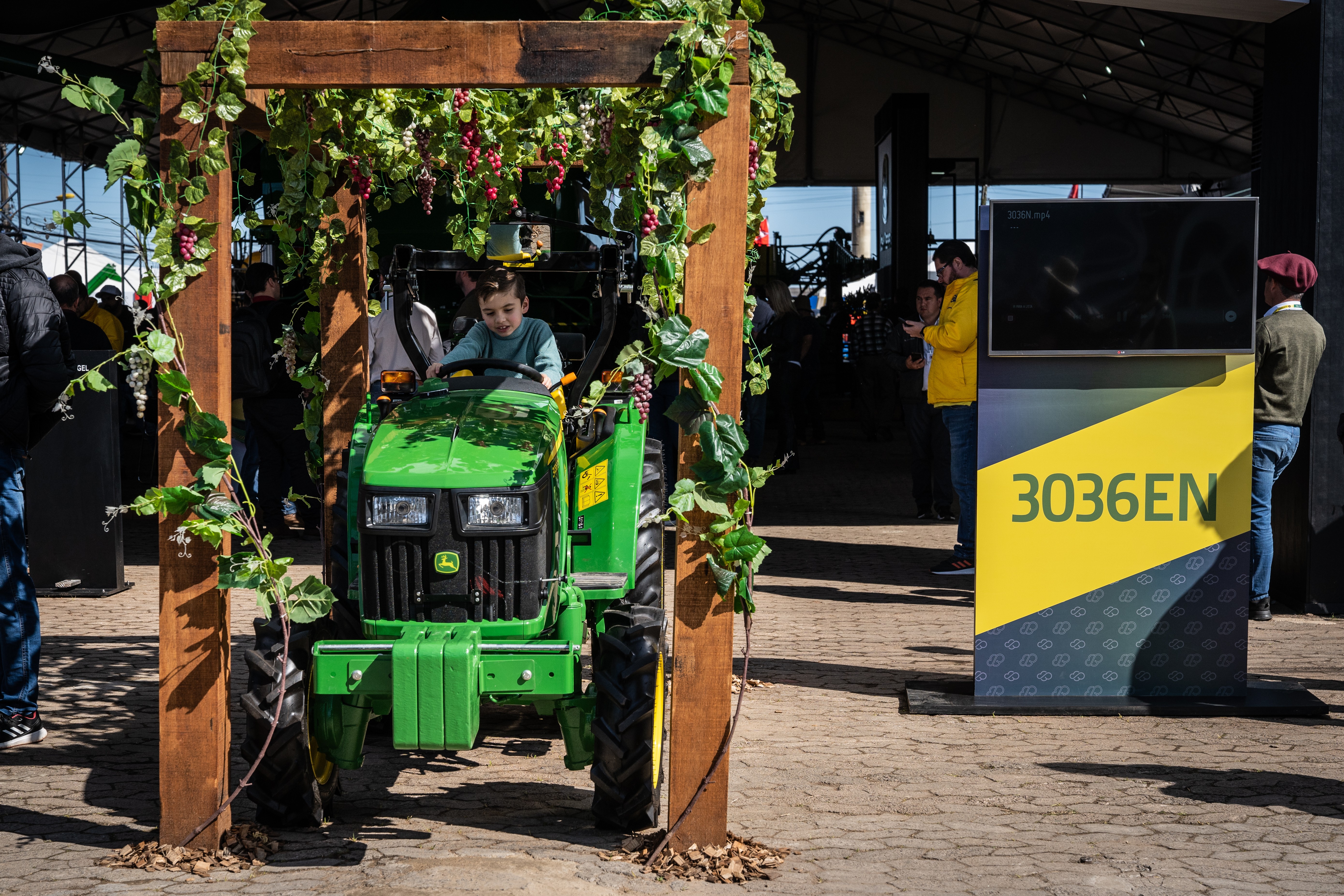 John Deere aposta em tratores para pomares e granjas na Expointer (Foto: Marcelo Curia)