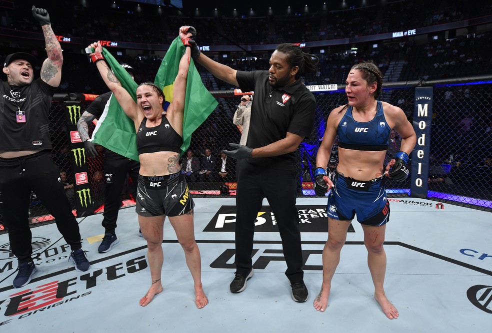 Jennifer Maia festeja a vitória por pontos sobre Jessica Eye no UFC 264 — Foto: Getty Images