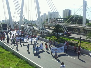 Grupo passa pela ponte da passagem em Vitória (Foto: Viviane Machado/ G1)