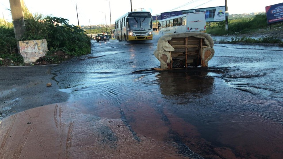 Ônibus passa por trecho alagado por causa de vazamento. STTU diz que linhas sofrem atrasos. — Foto: Geraldo Jerônimo/Inter TV Cabugi