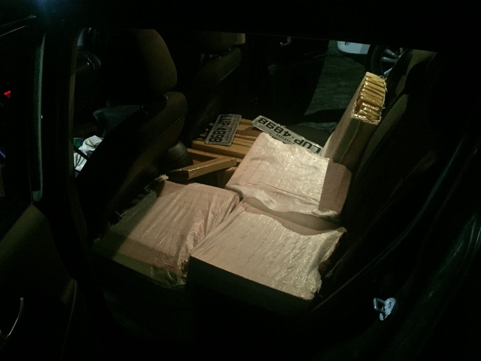 Maconha e placas falsas foram encontradas dentro de carro na BR-101 (Foto: PM/Divulgação)