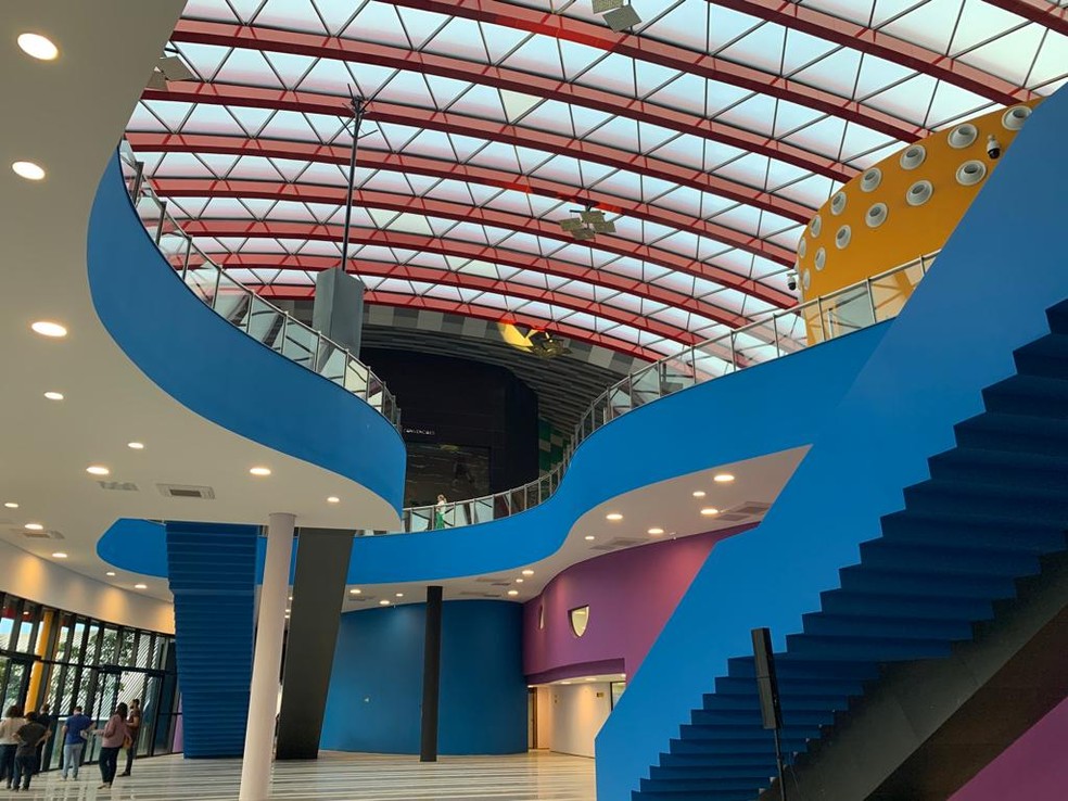 A estrutura conta com biblioteca e bancada multifunção.  — Foto: Renata Fontoura