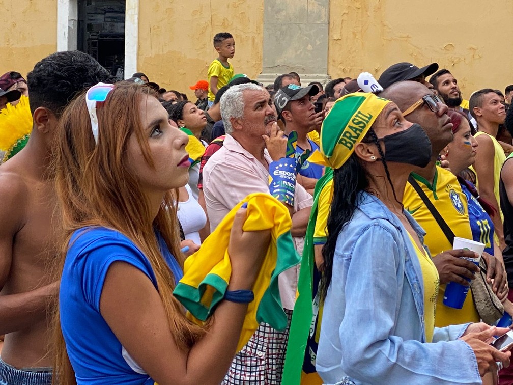 Torcedores atentos ao jogo do Brasil nas oitavas de final da Copa do Mundo de 2022 — Foto: Priscilla Aguiar/g1