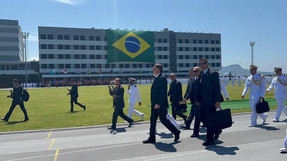 Presidente Jair Bolsonaro chegando ao evento na Escola Naval