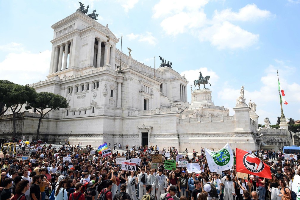 Greve pelo Clima na Itália: manifestantes fazem protesto contra a mudança climática próximos a monumento em Roma nesta sexta (24).  — Foto: Maurizio Brambatti/ANSA via A