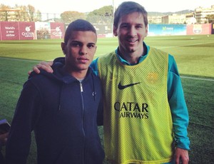 Promessa da base do São Paulo visita Barça e posa com Messi e Dani Alves