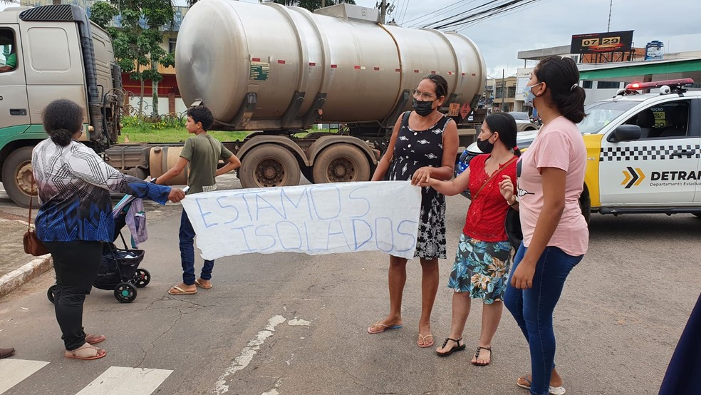 Grupo reclama que ônibus foi retirado na última sexta (7) sem que comunidade fosse avisada — Foto: Andryo Amaral/Rede Amazônica