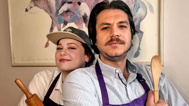 O casal turco Yonca Cubuk e Emre Uzundag, que toca um negócio profissional na cozinha da própria casa (Foto: Arquivo pessoal via BBC)