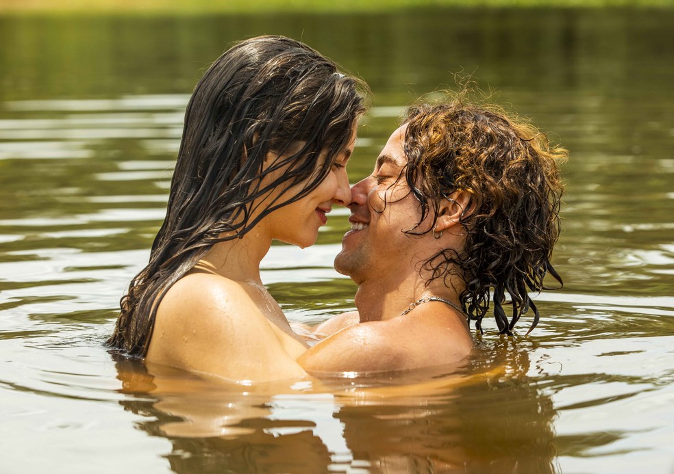 Jove e Juma se beijam pela primeira vez em 'Pantanal' — Foto: Globo/João Miguel Júnior