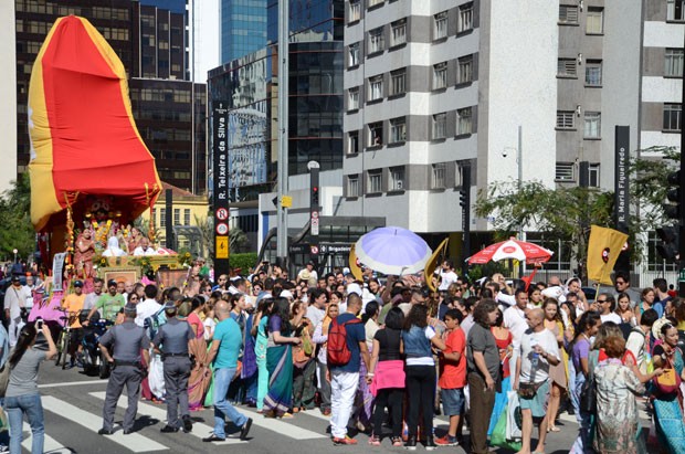 Av. Paulista recebe festa Hare Krishna com distribuição de almoço