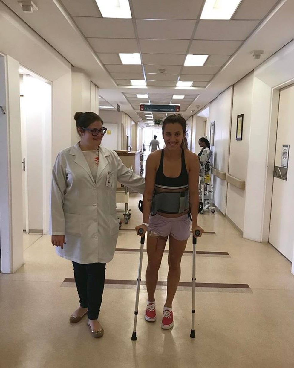 Larissa Oliveira faz fisioterapia após cirurgia na perna direita (Foto: Reprodução/Facebook)