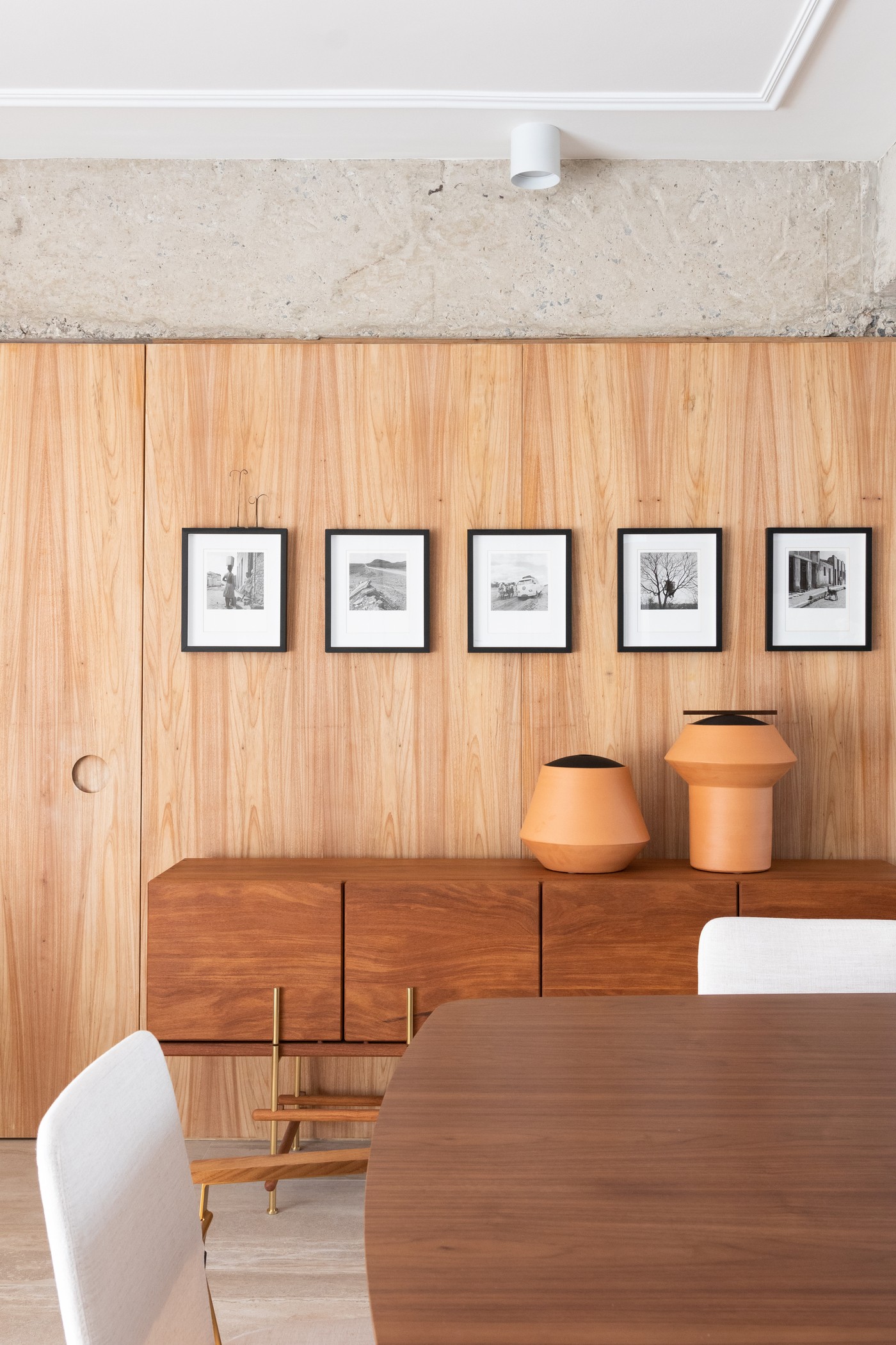 Décor do dia: salas de estar e jantar integradas com decoração atemporal e estruturas aparentes (Foto: Alexandre Disaro)