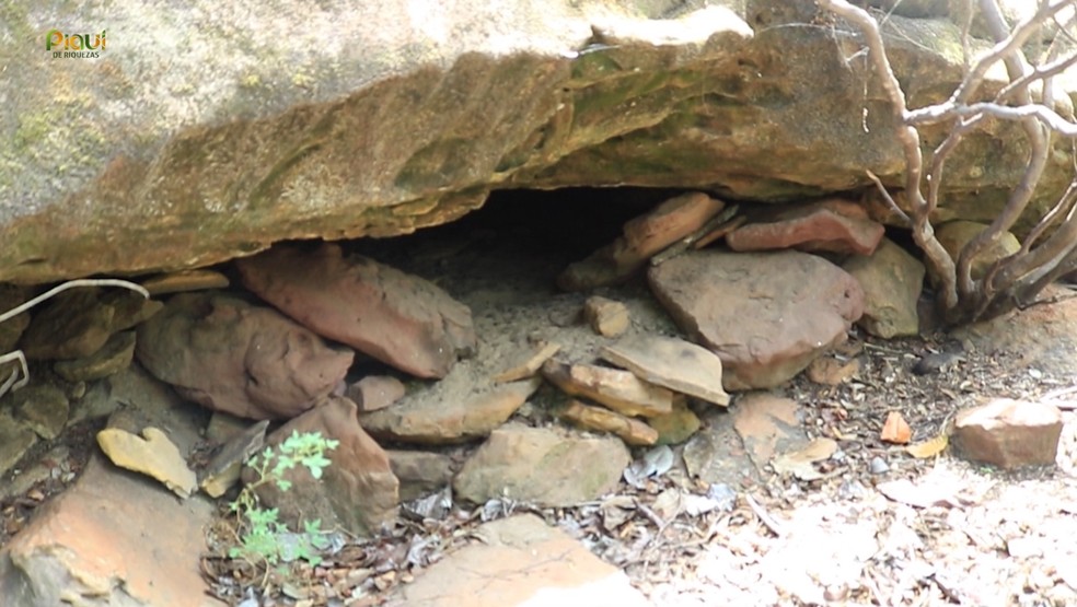 Cavernas e rochas foram utilizados como abrigo pela população de Valença do Piauí durante os anos 1920 — Foto: TV Clube