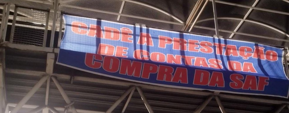 Faixa em protesto contra Ronaldo e Sérgio Rodrigues — Foto: Reprodução/ Internet